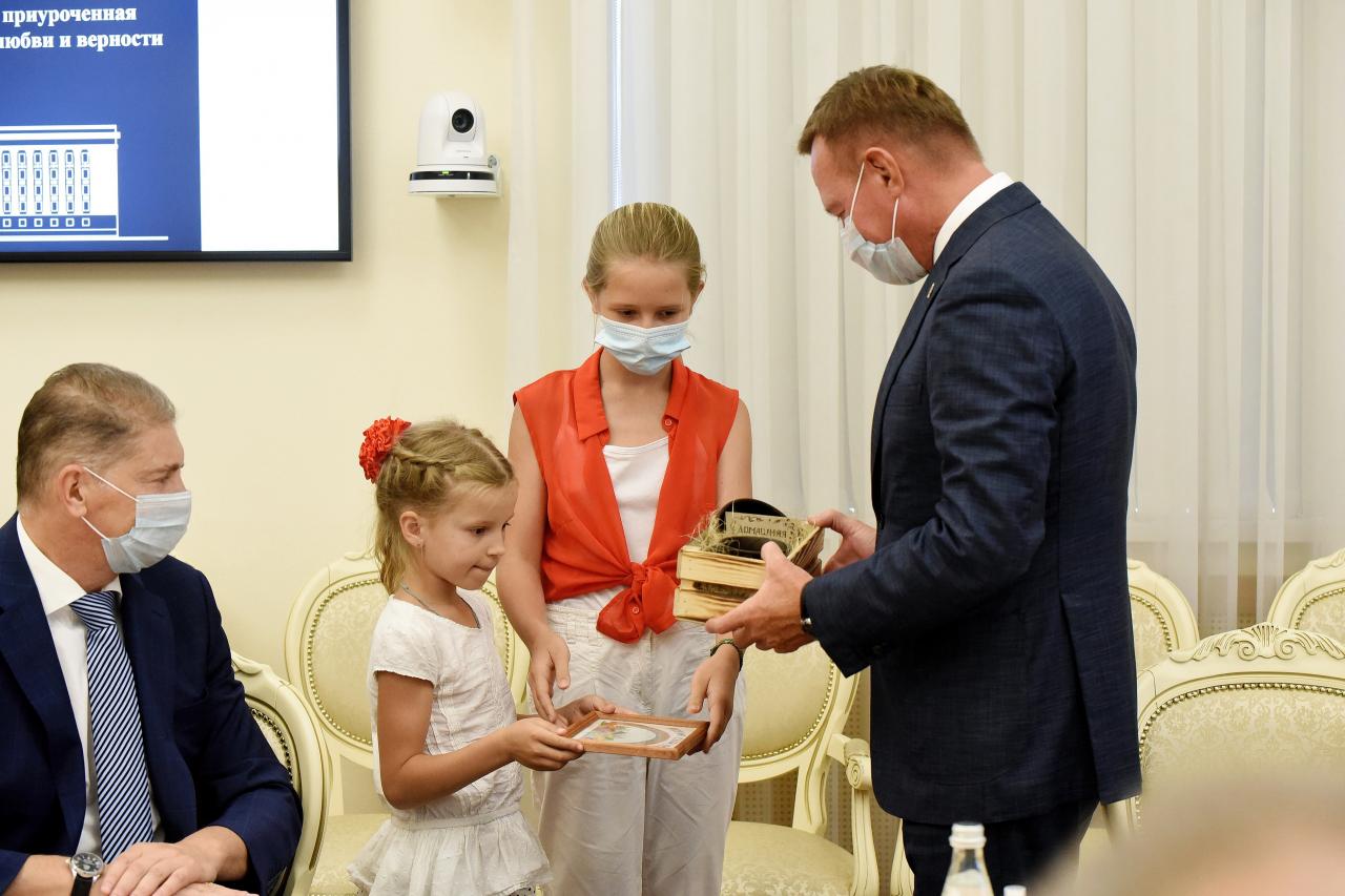 Семейные награждения. Губернатор Курской области с супругой. Награждение семей за воспитание. Награда семье.