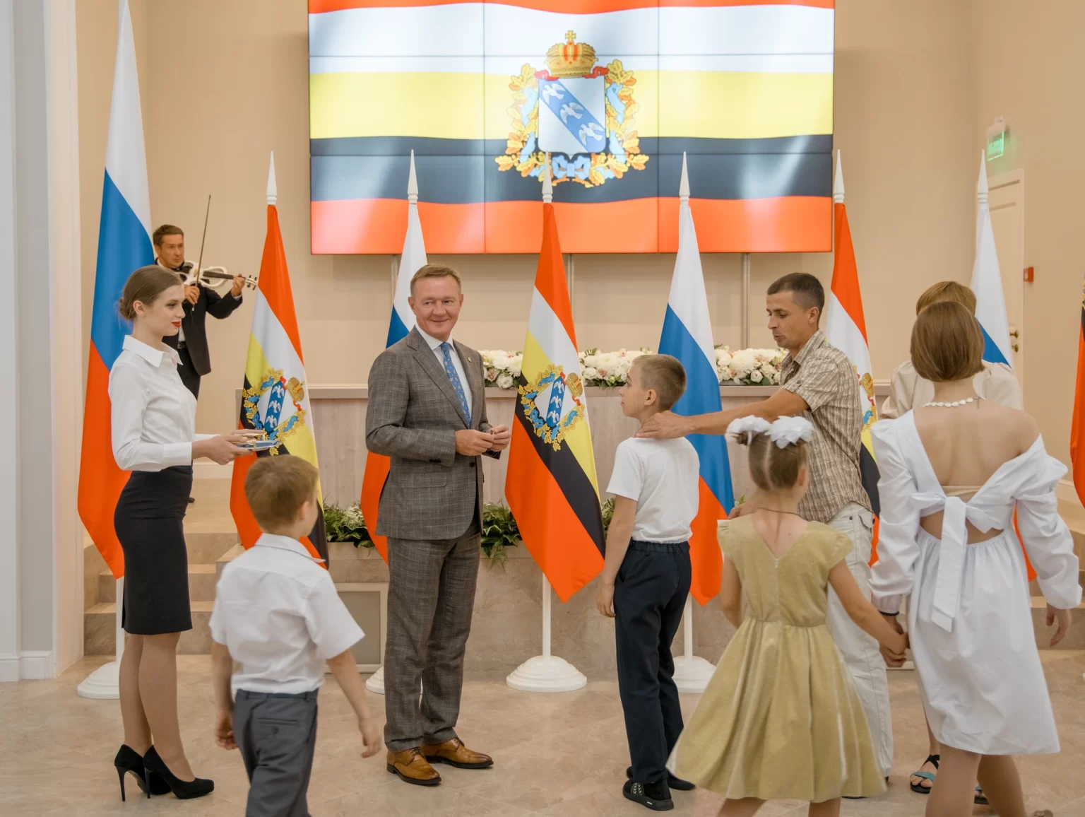 Сценарий награждения семей. Награждение семей в день семьи. Тюмень день семьи награждения. Картинки награждение семей в год семьи.